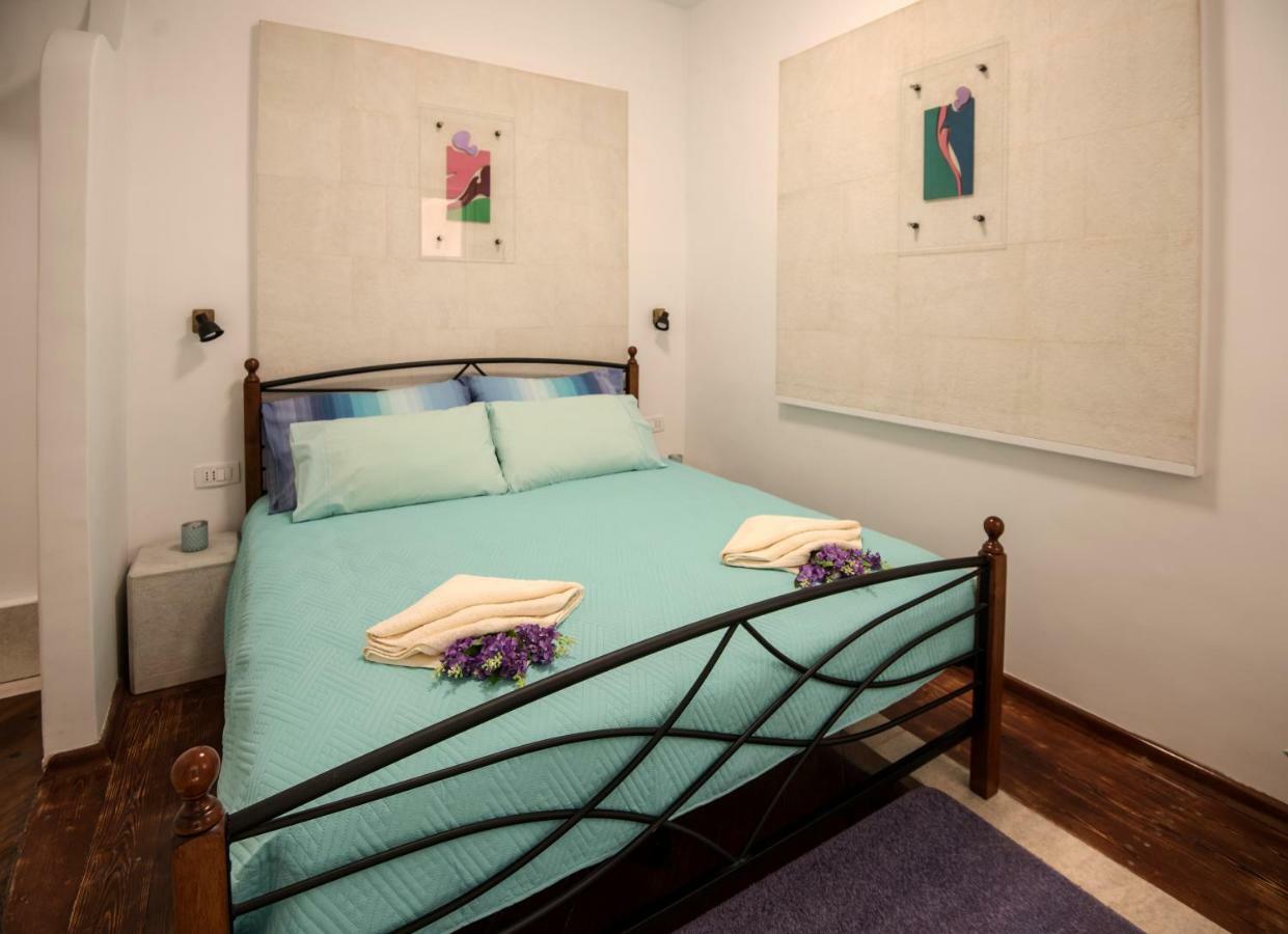 Ibis Your Cosy Oasis With Private Parking And Patio Split Exterior foto
