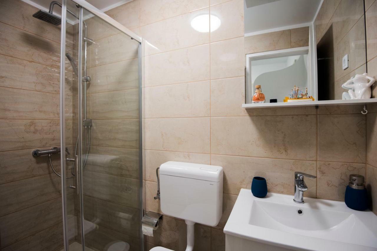 Ibis Your Cosy Oasis With Private Parking And Patio Split Exterior foto
