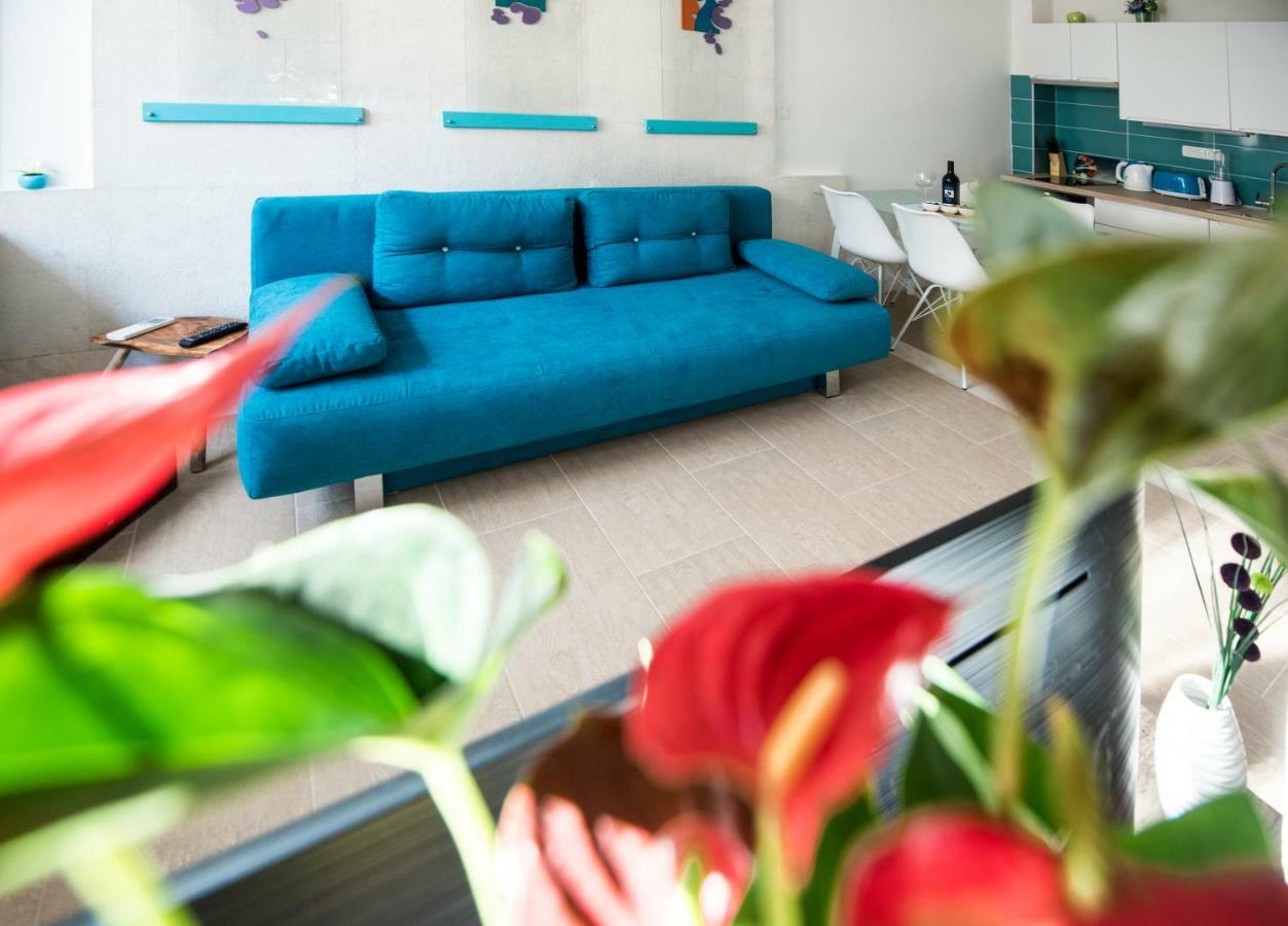 Ibis Your Cosy Oasis With Private Parking And Patio Split Exterior foto