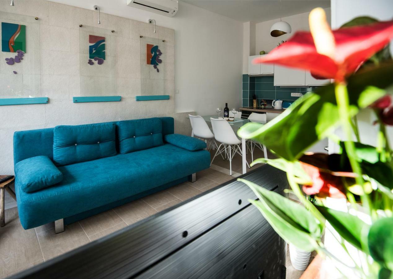 Ibis Your Cosy Oasis With Private Parking And Patio Split Exterior foto