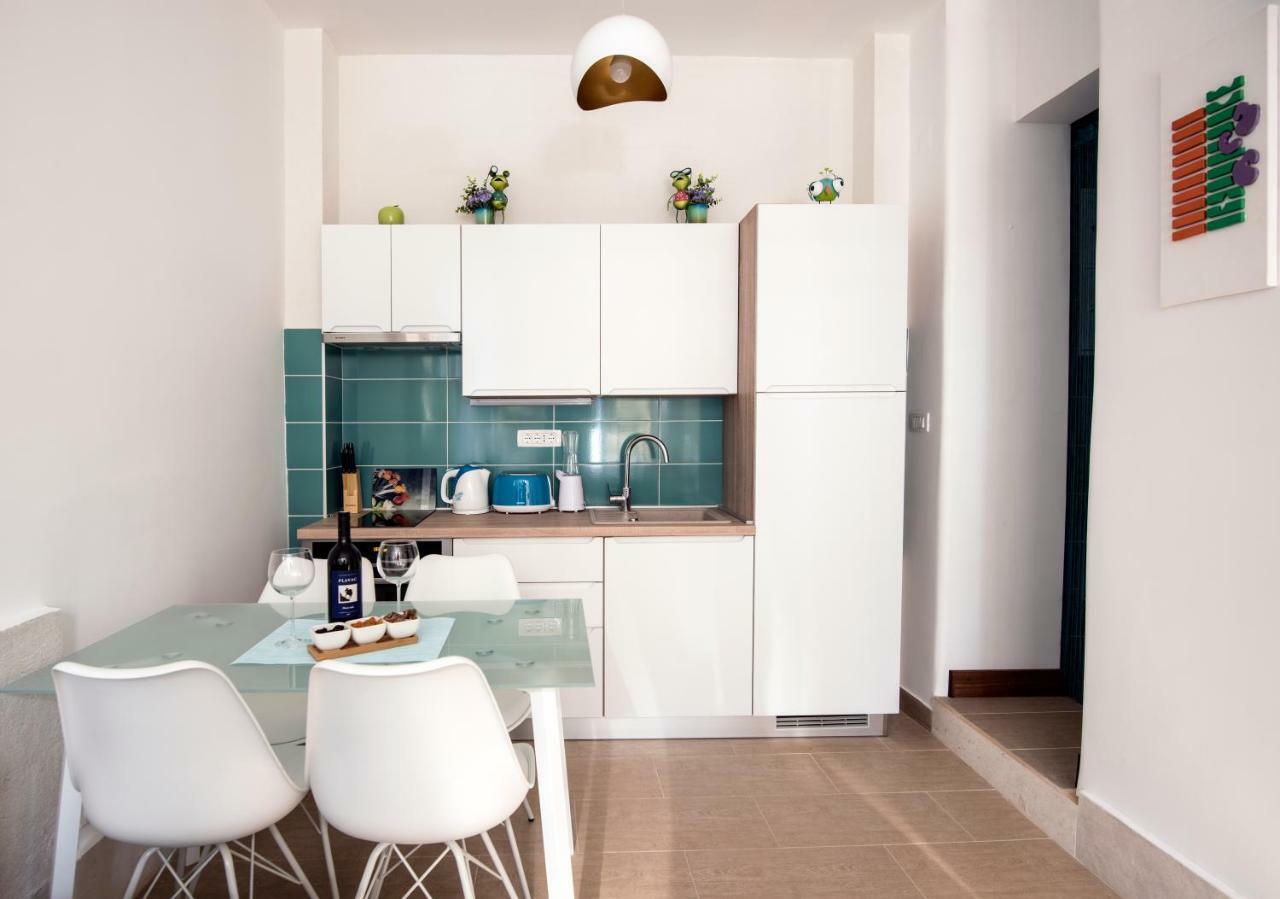Ibis Your Cosy Oasis With Private Parking And Patio Split Exterior foto