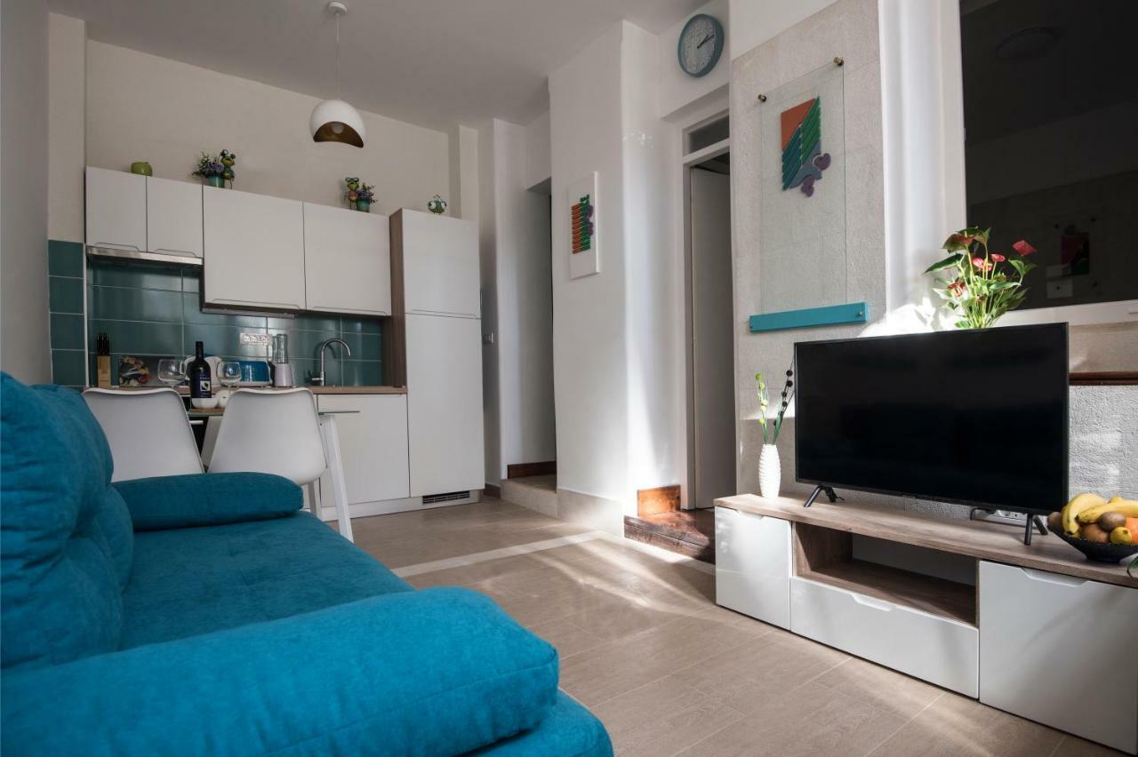 Ibis Your Cosy Oasis With Private Parking And Patio Split Exterior foto
